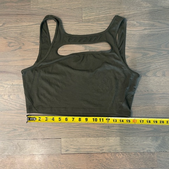Lululemon Green LA Front Cut-Out Crop Tank - Picture 6 of 7